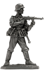Немецкий пехотинец с MP-40. Военно-историческая модель. Фигурка, сплав пьютер, литье, пайка, чернение.