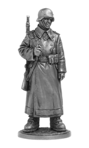 Рядовой пехоты Вермахта (Германия) в караульных ботах. Оловянная военно-историческая миниатюра, пьютер, чернение