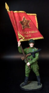 Старшина Красной Армии с полковым знаменем. 1943-45 гг. Оловянная военно-историческая миниатюра, пьютер, акриловые краски