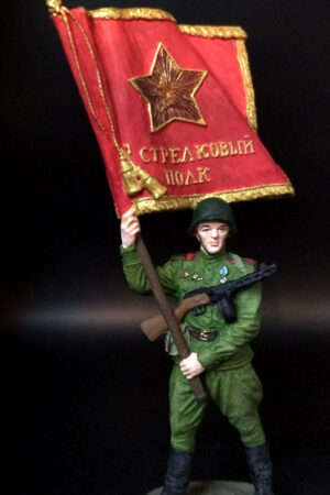 Старшина Красной Армии с полковым знаменем. 1943-45 гг. Оловянная военно-историческая миниатюра, пьютер, акриловые краски