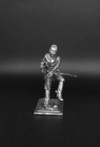Падающий кавалерист в шляпе. Военно-историческая миниатюра, пьютер, чернение