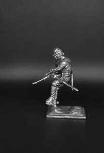 Падающий кавалерист в шляпе. Военно-историческая миниатюра, пьютер, чернение