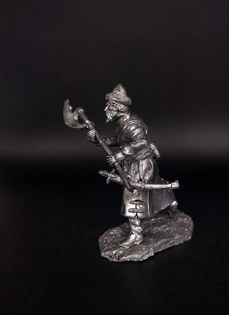 Стрелец княжеской дружины с бердышом, 15-16 вв. Военно-историческая миниатюра. Фигурка из пьютера, литье, пайка, чернение.