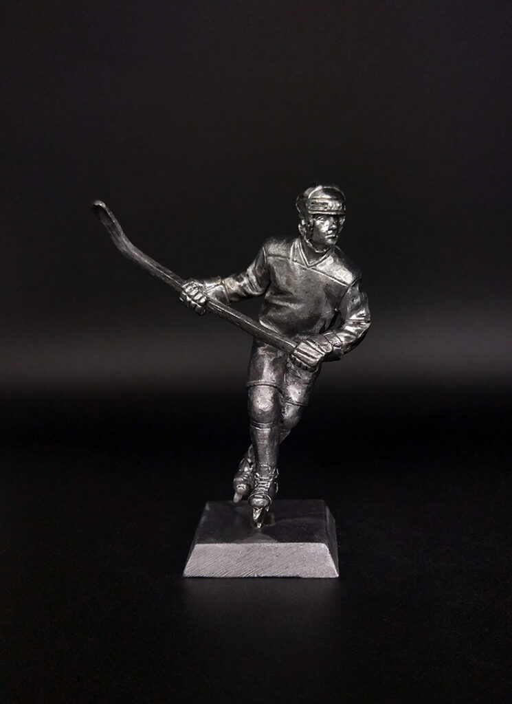 Хоккеист. Историческая миниатюра. Фигурка из пьютера, литье, пайка, чернение.