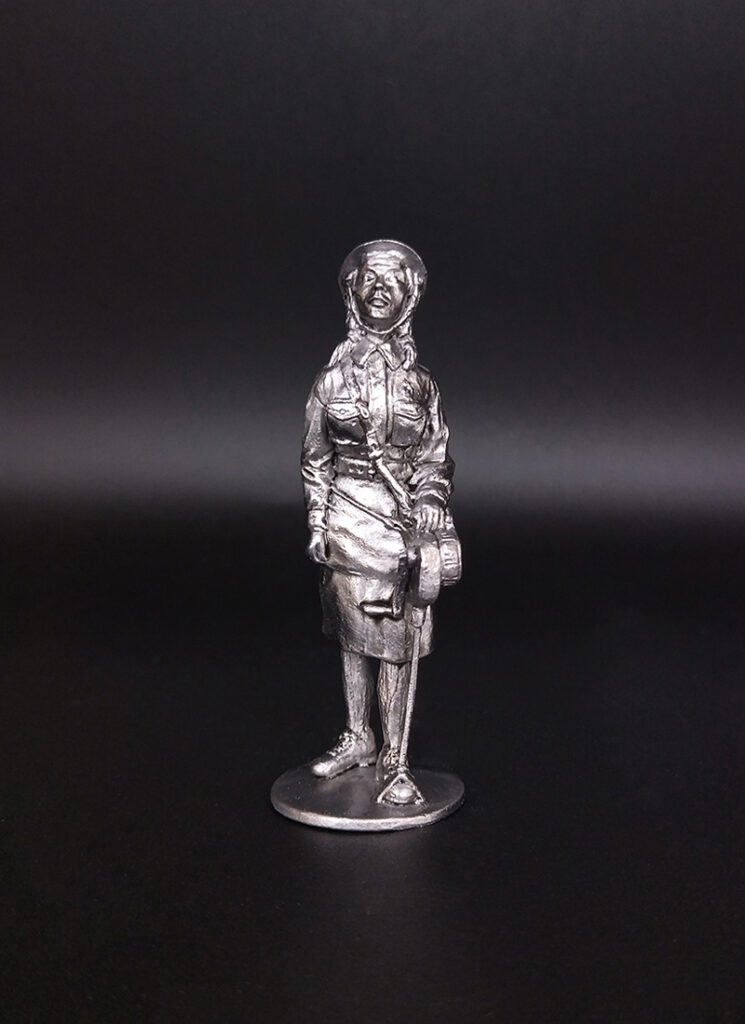 Девушка-сигнальщица. Военно-историческая миниатюра. Фигурка из пьютера, литье, пайка, чернение.