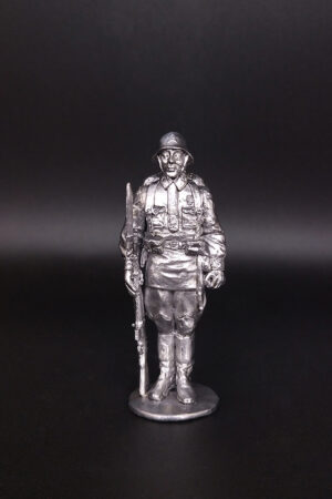 Рядовой с винтовкой. Военно-историческая миниатюра. Фигурка из пьютера, литье, пайка, чернение.