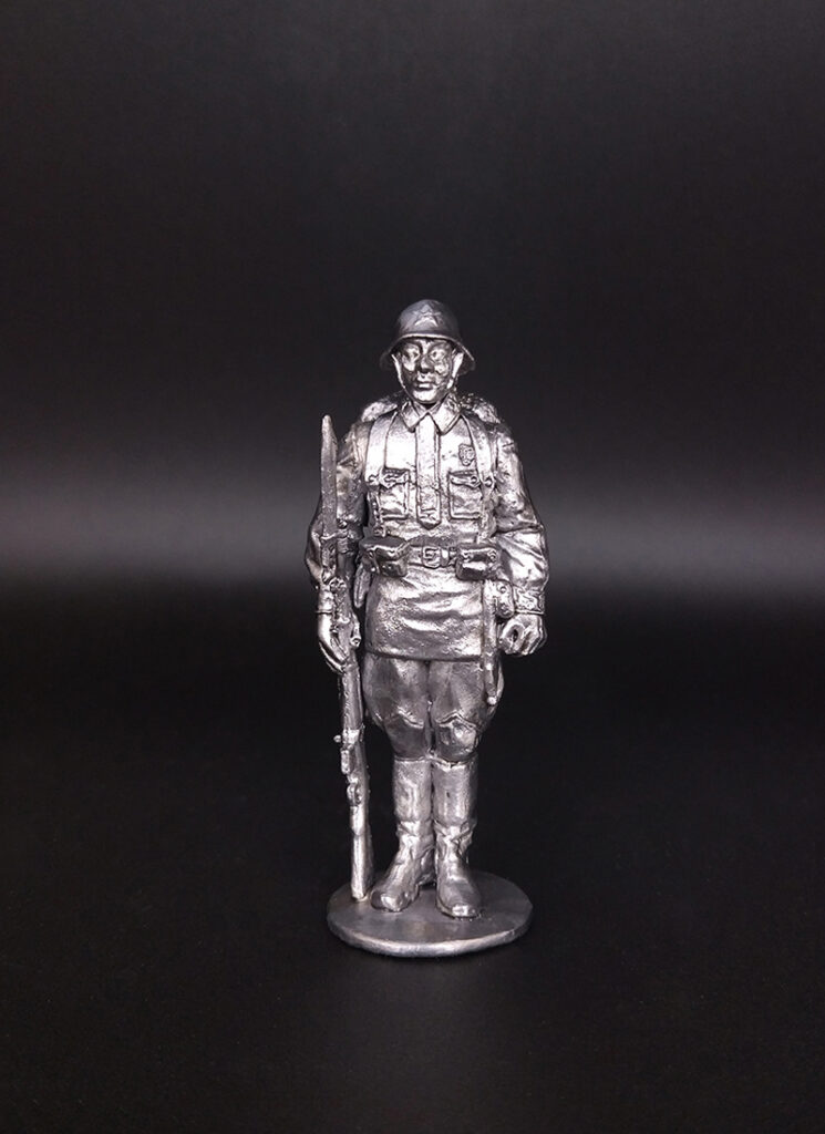 Рядовой с винтовкой. Военно-историческая миниатюра. Фигурка из пьютера, литье, пайка, чернение.