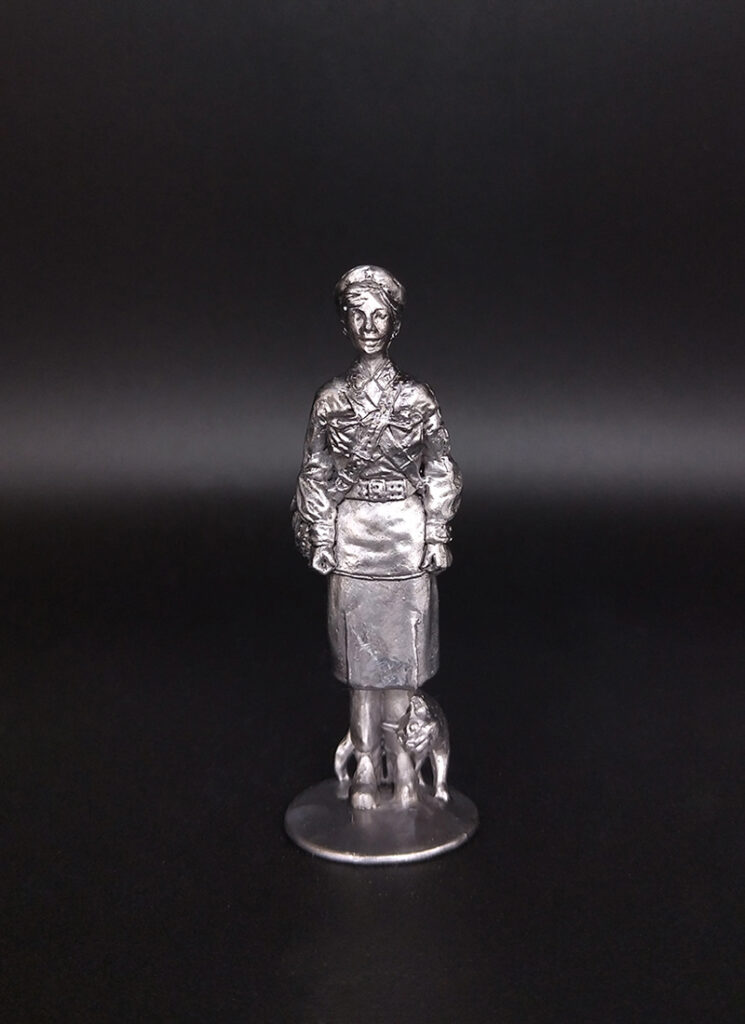 Санитарка с кошечкой. Военно-историческая миниатюра. Фигурка из пьютера, литье, пайка, чернение.