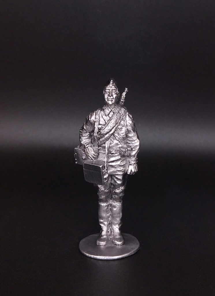 Связист. Военно-историческая миниатюра. Фигурка из пьютера, литье, пайка, чернение.